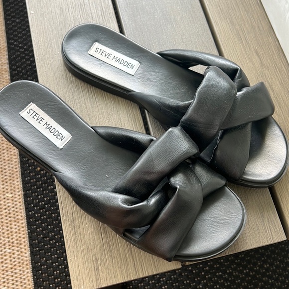Women's Steve Madden Sandals Size 8. Color: Black Criss Cross Puffy Straps - Picture 2 of 4